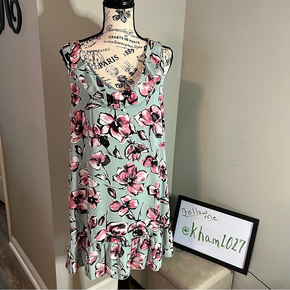 Minty Green Floral Print Dress with Ruffle Neckline and Hem. Size Large